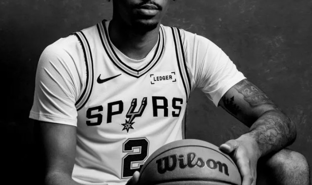 开云平台中国-马刺官方晒照为迪伦-哈珀庆生：请写下你的生日祝福吧