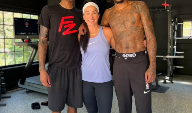 这核心力！健身教练晒杰伦-格林高难度训练 金鸡独立双手提举杠铃